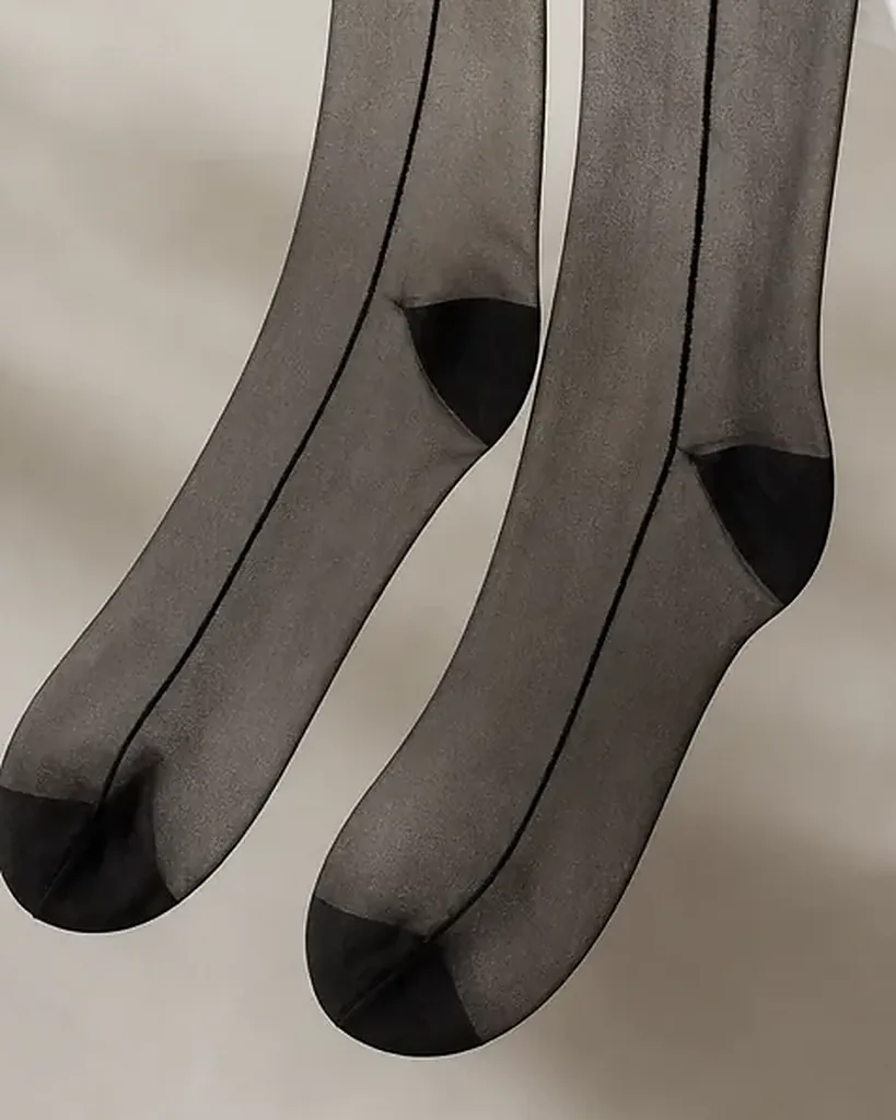 Second detail of the Calze Cucitura Seamed Stockings: edges, seams and finish