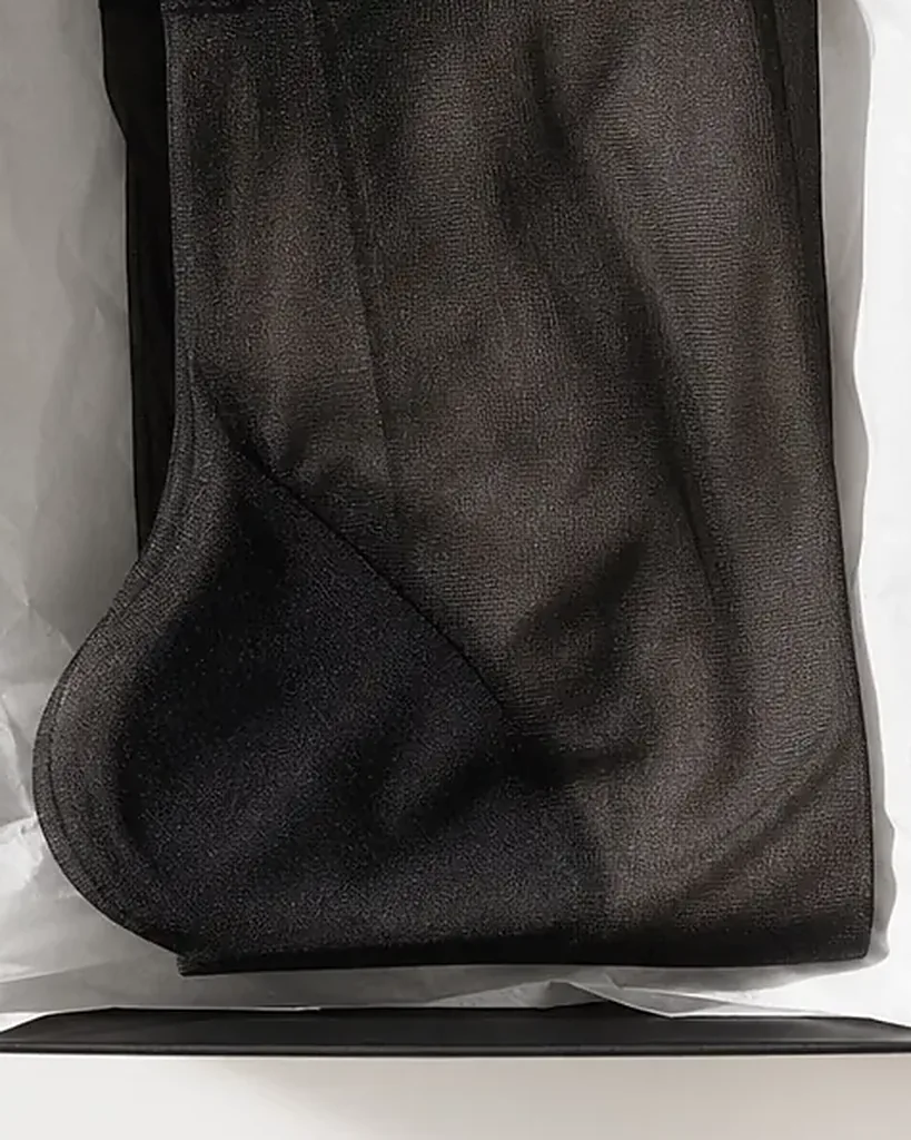 Second detail of the Calze Seta 15 Denier Stockings: edges, seams and finish
