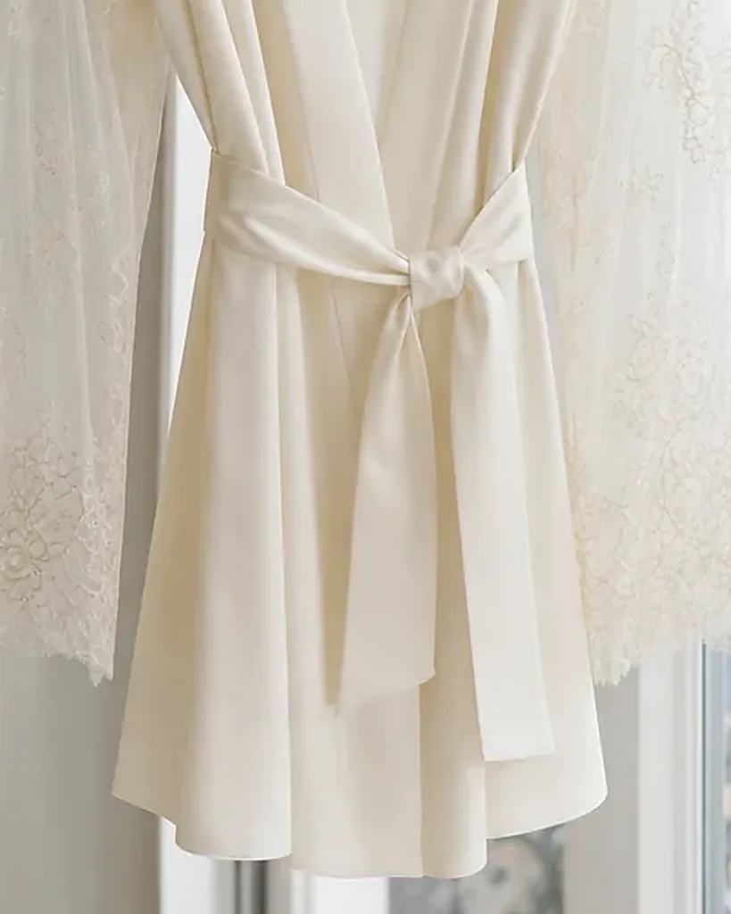 Second detail of the Mattina Bridal Silk Robe: edges, seams and finish