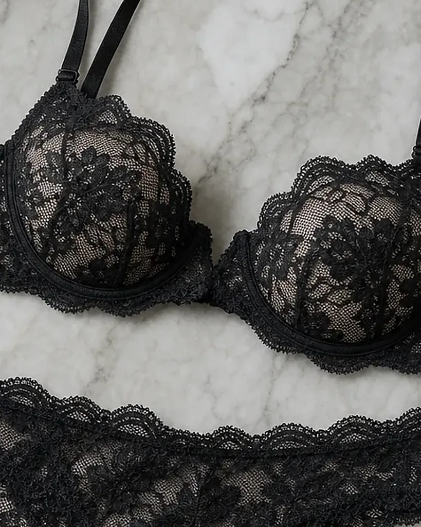 Close detail of the lace on the Notte di Venezia Lace Set
