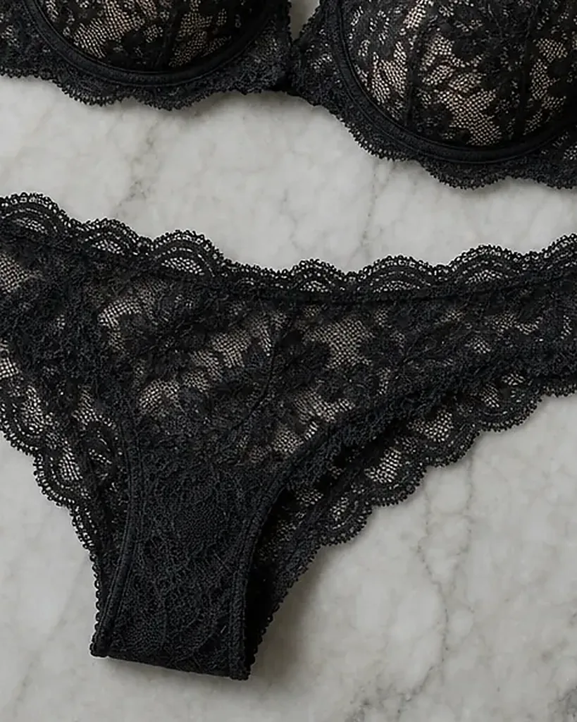 Second detail of the Notte di Venezia Lace Set: edges, seams and finish