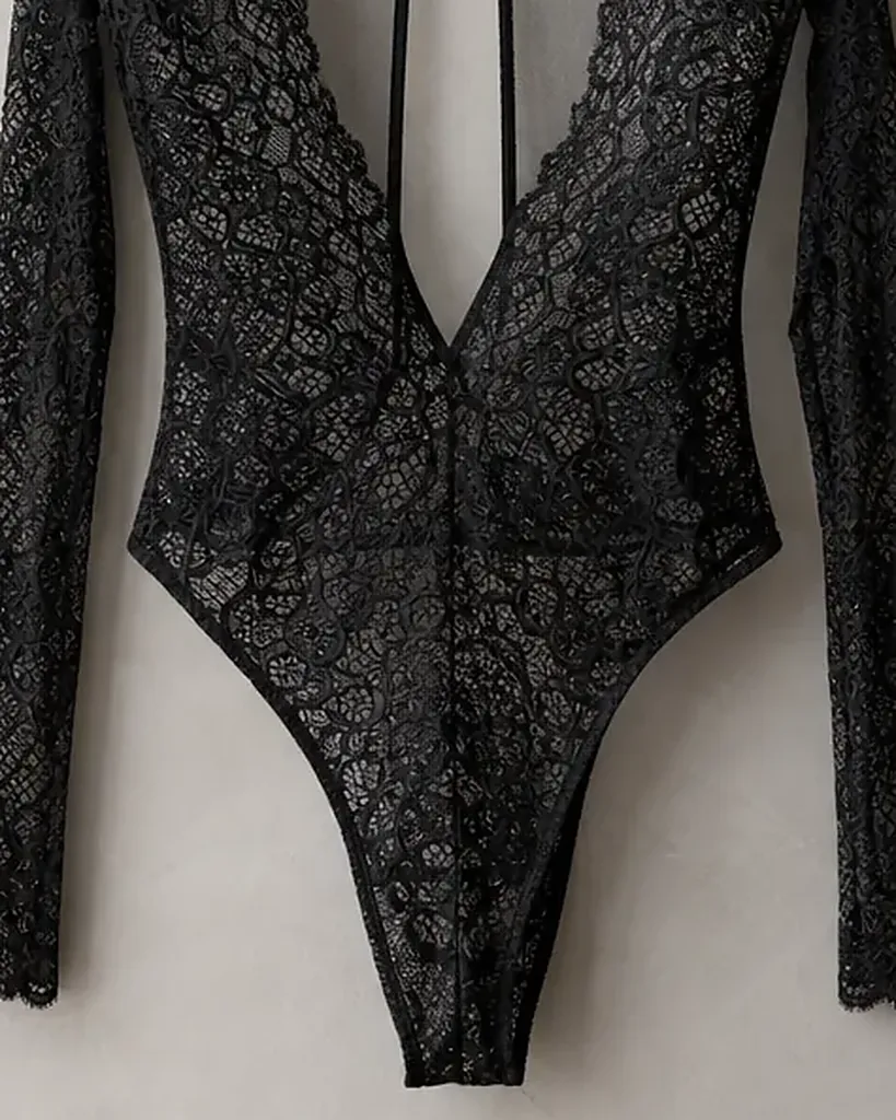 Second detail of the Pizzo Infinito Lace Bodysuit: edges, seams and finish