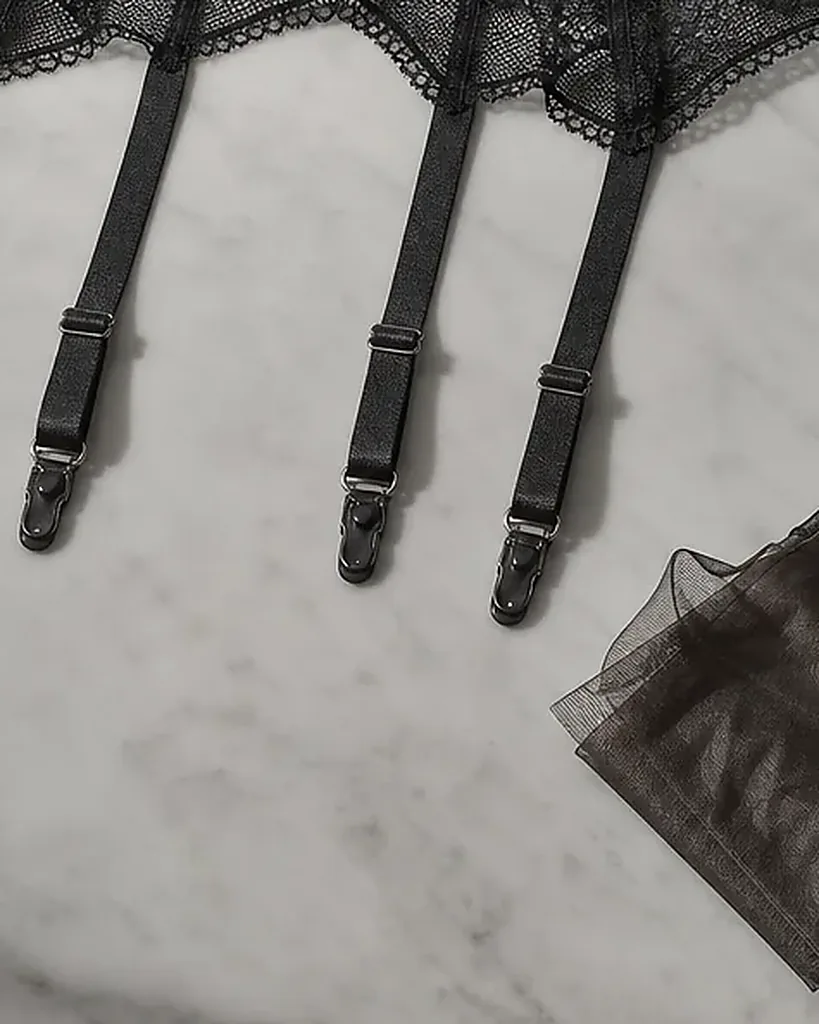 Second detail of the Reggicalze Duchessa Lace Garter Belt: edges, seams and finish