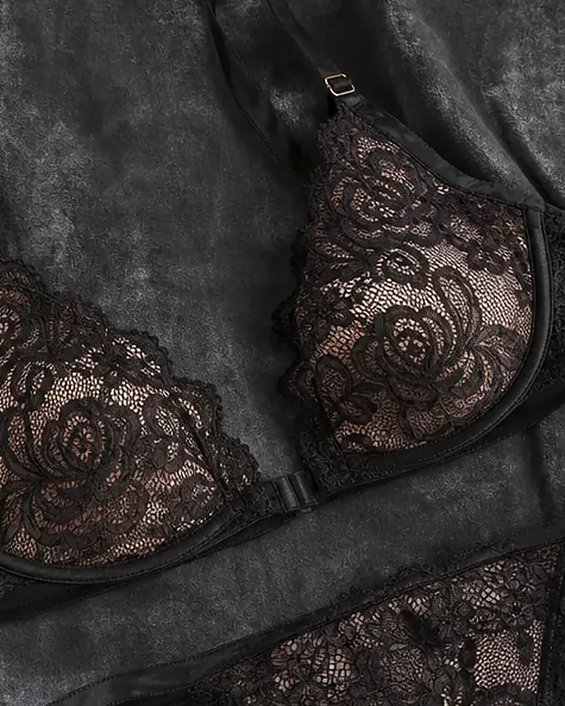Close detail of the lace on the Rosa Nera Plunge Set