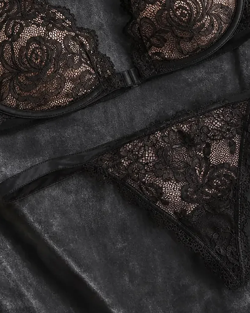 Second detail of the Rosa Nera Plunge Set: edges, seams and finish