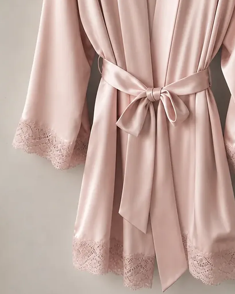 Second detail of the Vestaglia Capri Short Silk Robe: edges, seams and finish